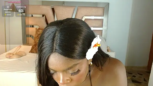 Maiacharris  online show from November 6, 2025, 8:02 pm