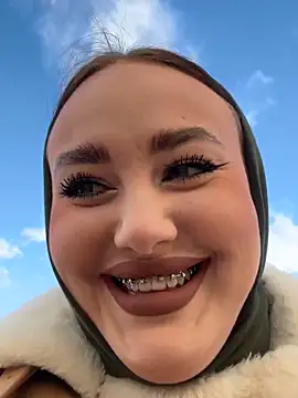 KiraSunshine online show from November 3, 2025, 3:45 am