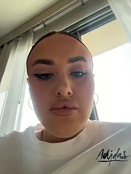 KiraSunshine online show from February 18, 2026, 4:32 am