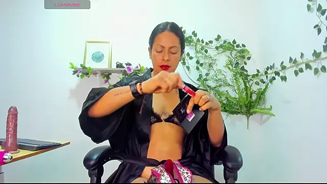 canelaa    online show from October 24, 2025, 3:11 pm