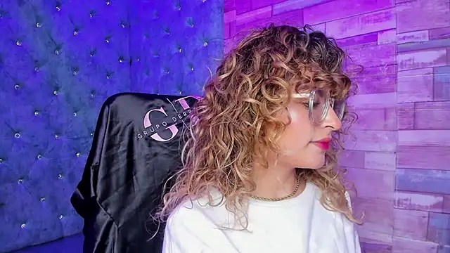 EmiliRouse  online show from February 10, 2026, 3:27 am