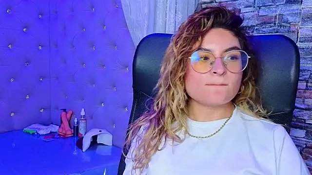 EmiliRouse  online show from December 14, 2025, 2:51 am