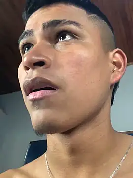 Snapshot of Emiliano_Reyes chatting on December 20, 2025, 2:36 am Emiliano Reyes online show from December 20, 2025, 2:36 am