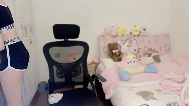 Onecutelittle online show from November 2, 2025, 5:45 am