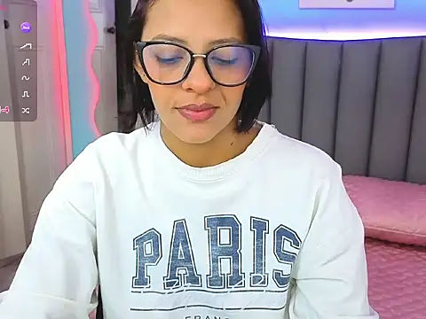 Aria Russo online show from December 19, 2025, 2:30 pm