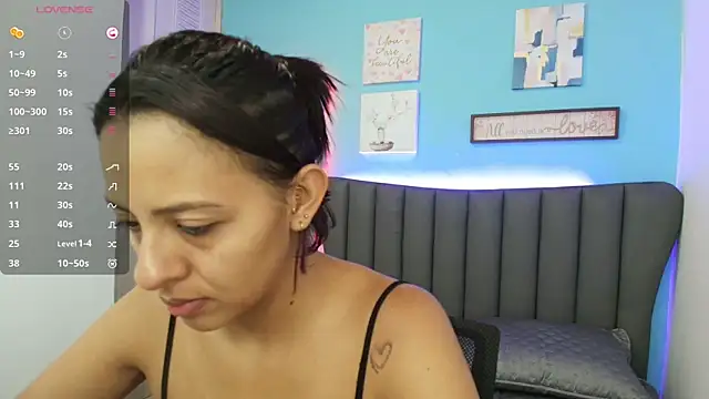 Aria Russo online show from November 9, 2025, 2:32 pm