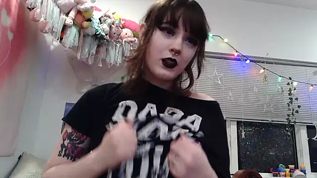 Snapshot of Trickylucy555 chatting on February 13, 2026, 10:48 am Trickylucy555 online show from February 13, 2026, 10:48 am