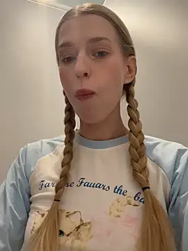 kira mia online show from March 26, 2026, 4:27 pm