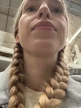 kira mia online show from November 29, 2025, 4:07 pm