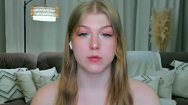 Snapshot of Stella_Light chatting on June 4, 2026, 8:35 pm Stella Light online show from June 4, 2026, 8:35 pm