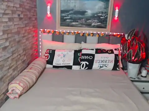 HotNathalie6900 online show from November 21, 2025, 12:37 pm