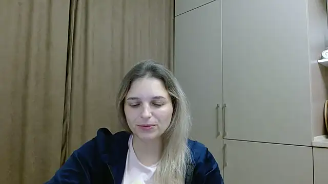 ElisSky301 online show from November 18, 2025, 9:07 pm