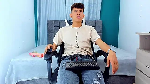 Nicolas Torres  online show from November 20, 2025, 4:35 am