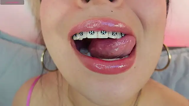 mia roux1 online show from July 25, 2026, 5:41 pm