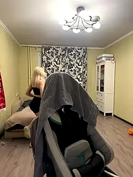 girls n roses online show from November 20, 2025, 4:07 pm