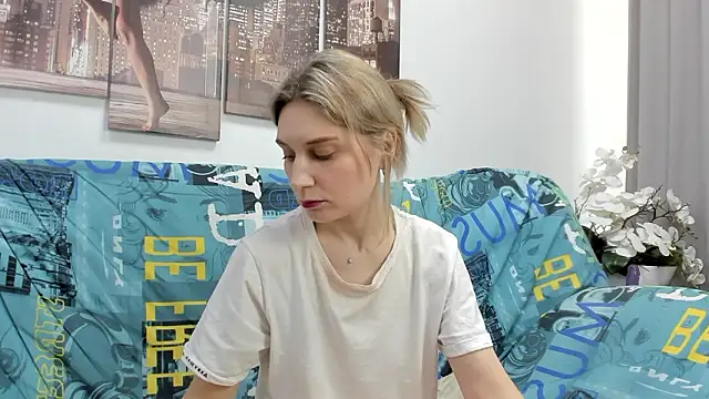 Snapshot of Tenderly_Sophie chatting on March 8, 2026, 2:04 am Tenderly Sophie online show from March 8, 2026, 2:04 am