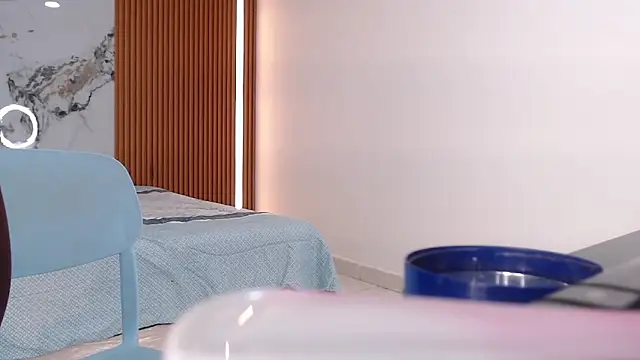 rosselyn  online show from March 6, 2026, 12:11 pm