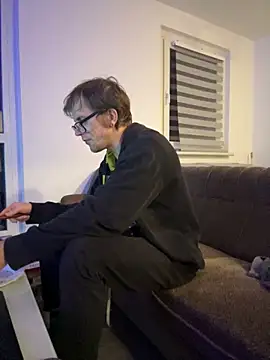 StephPra94 online show from October 30, 2025, 7:33 pm