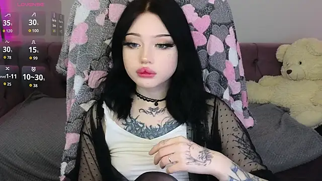 Emma Kirks online show from December 15, 2025, 10:32 am