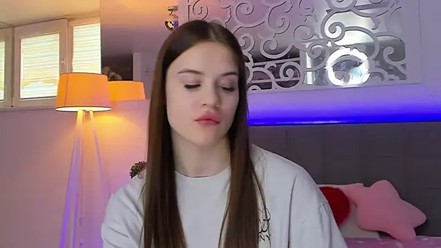 LuisaClover online show from March 6, 2026, 1:28 pm