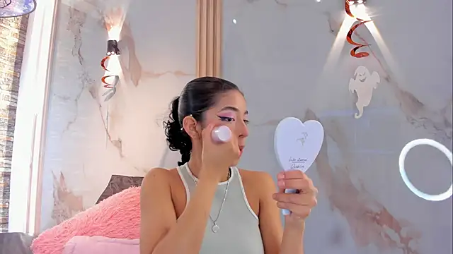 Snapshot of Victoria_Dubois_ chatting on November 1, 2025, 12:21 pm Victoria Dubois online show from November 1, 2025, 12:21 pm