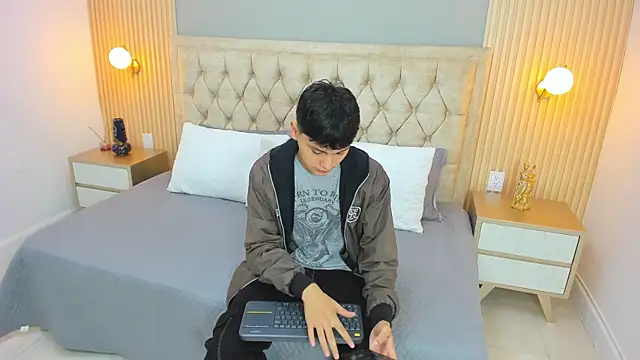 Maxii18  online show from January 17, 2026, 2:37 am