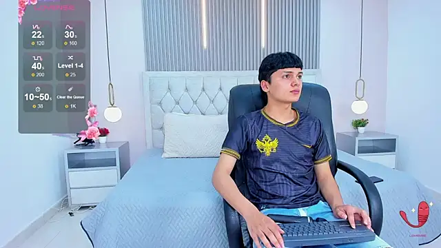 Maxii18  online show from December 4, 2025, 6:51 pm