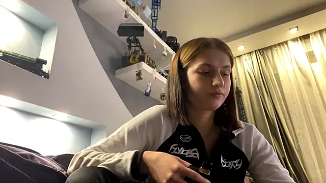 CarmaDiza online show from November 1, 2025, 4:12 pm