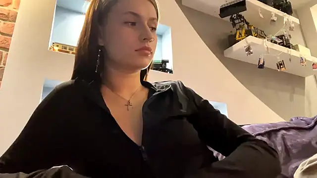 CarmaDiza online show from November 4, 2025, 2:43 pm