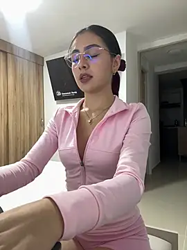 Snapshot of IslaCole chatting on May 28, 2026, 1:46 am IslaCole online show from May 28, 2026, 1:46 am