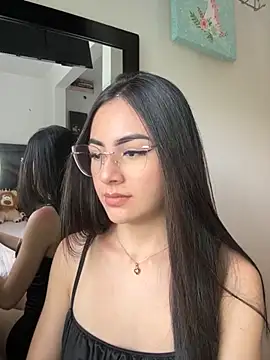 IslaCole online show from November 5, 2025, 8:23 pm