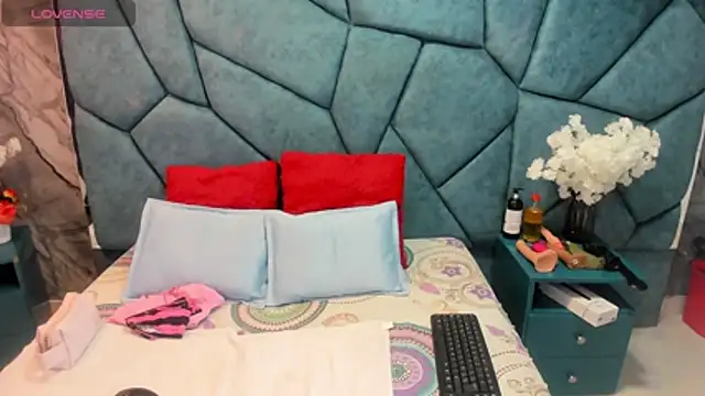 Snapshot of JulietaDiamond chatting on July 8, 2026, 3:30 am JulietaDiamond online show from July 8, 2026, 3:30 am