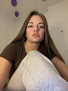 EllaMoonlight online show from October 28, 2025, 4:17 pm