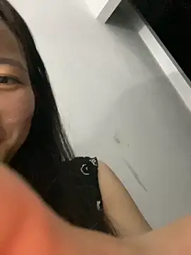 Bee Yellow00 online show from October 29, 2025, 5:23 pm