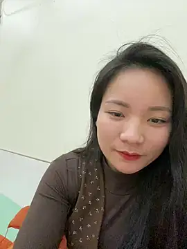 Snapshot of Bee_Yellow00 chatting on February 13, 2026, 4:45 am Bee Yellow00 online show from February 13, 2026, 4:45 am