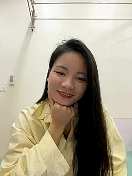 Bee Yellow00 online show from December 4, 2025, 4:33 am