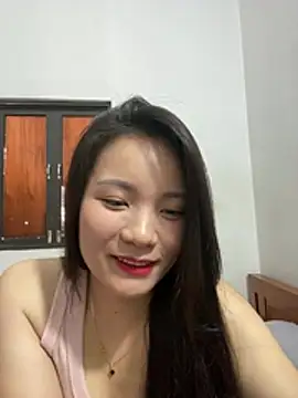 Bee Yellow00 online show from June 17, 2026, 3:50 am