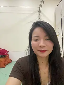 Bee Yellow00 online show from May 9, 2026, 4:38 am