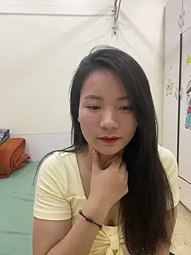 Bee Yellow00 online show from May 5, 2026, 4:59 am