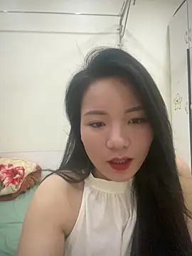 Bee Yellow00 online show from April 24, 2026, 4:58 am