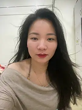 Snapshot of Bee_Yellow00 chatting on March 23, 2026, 4:34 am Bee Yellow00 online show from March 23, 2026, 4:34 am