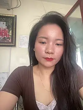 Bee Yellow00 online show from April 23, 2026, 3:35 am