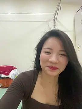 Bee Yellow00 online show from May 7, 2026, 4:28 am