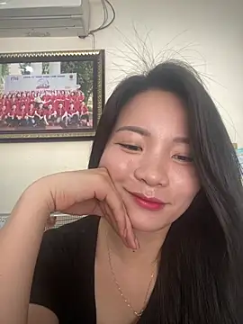 Bee Yellow00 online show from April 25, 2026, 4:26 am