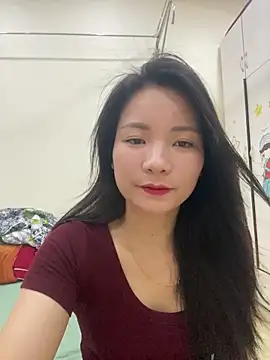 Bee Yellow00 online show from May 8, 2026, 4:38 am