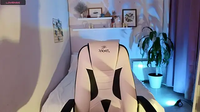 PollyRouge   online show from November 22, 2025, 2:05 pm