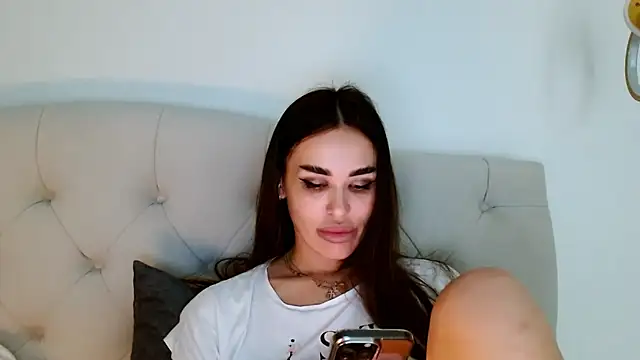 velvetveyraX online show from June 10, 2026, 8:32 pm