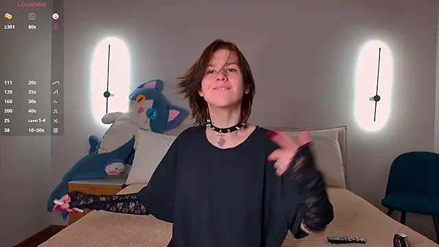LoraPuffs online show from May 1, 2026, 2:33 pm