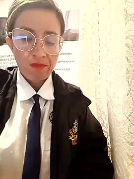 Snapshot of Valentina--1 chatting on March 12, 2026, 9:46 am Valentina--1 online show from March 12, 2026, 9:46 am