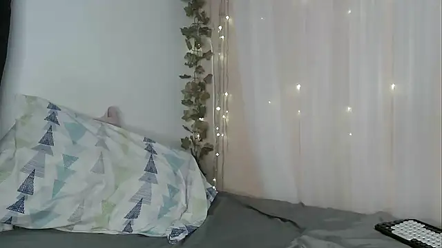 angelicahotparis18 online show from December 4, 2025, 1:04 am